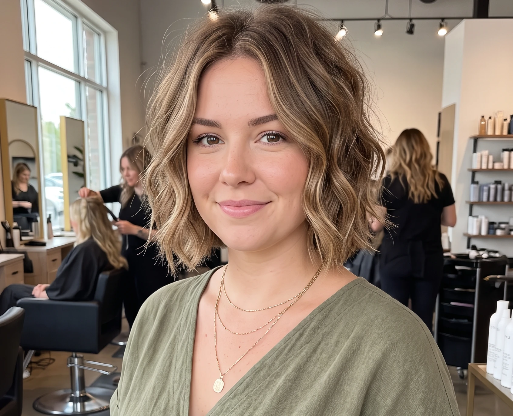 Short Hairstyles for Round Face Women